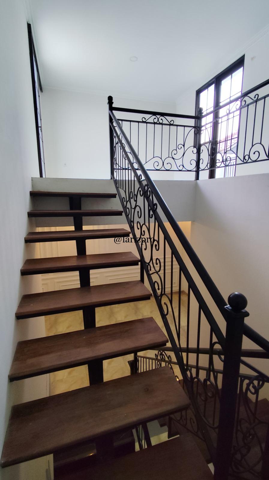 Rumah Classic Modern Mewah 3 Lantai Siap Huni Jl. Sadar Jagakarsa Jakarta Selatan - Gambar 5
